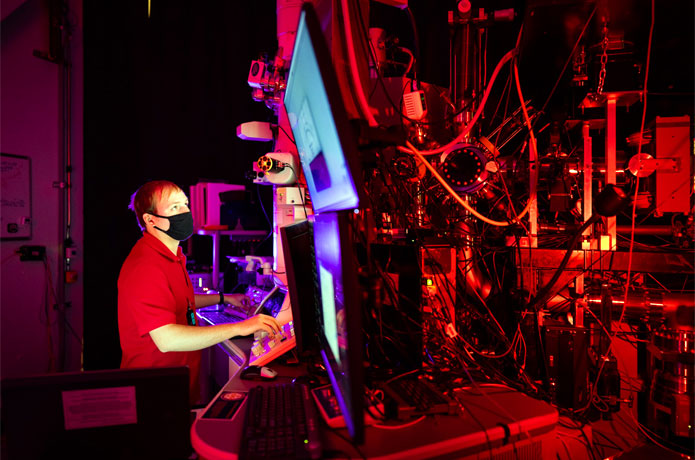 <p>Sandia National Laboratories researcher Ryan Schoell uses a specialized transmission electron microscope technique developed by Khalid Hattar, Dan Bufford and Chris Barr to study fatigue cracks at the nanoscale. (Photo by Craig Fritz)</p>
