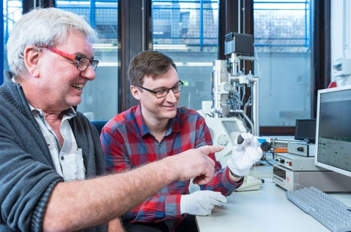 <p>Planetologists Prof. Addi Bischoff (left) and Markus Patzek with the meteorite Flensburg in front of the scanning electron microscope.</p>

<p>© WWU - Michael C. Möller</p>
